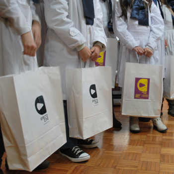 Escolares con sus premioos
