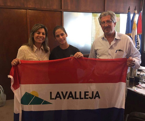 estudiante de Lavalleja recibe bandera departamental