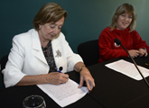ministra muñoz firmando convenio