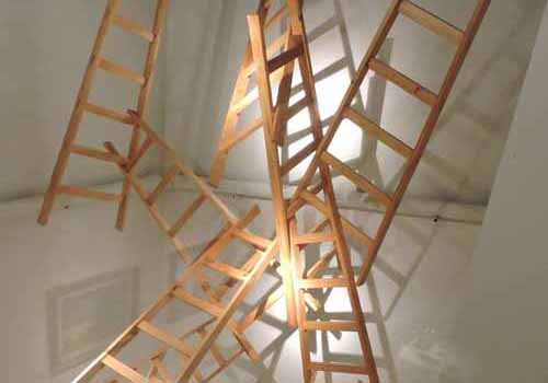 Instalación con escaleras de madera