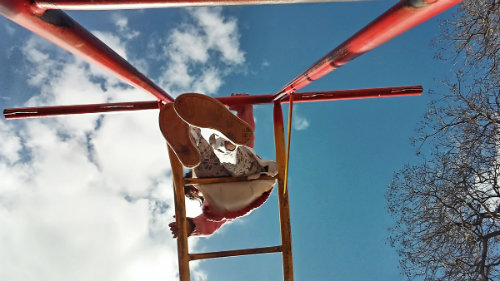 Niño jugando en un pasamano
