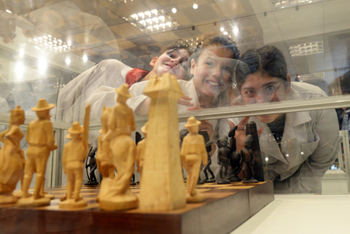 niños mirando la muestra de ajedrez