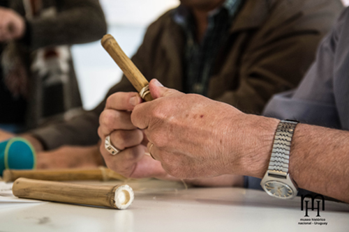 Manos trabajando con materiales propios de guasquería