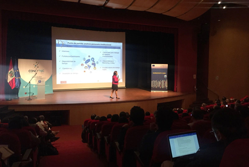 Claudia Romano dando la charla
