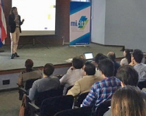 Presentadora y publico presente