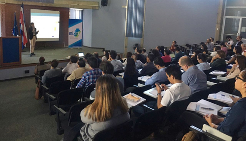 presentadora y público presente