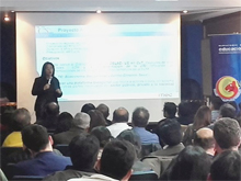 Presentadora y publico presente