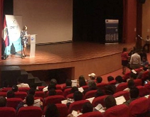 Presentadora y participantes