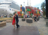 Bailarines de tango nailando frente a mirada de turistas en el puerto