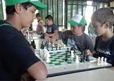 niños juagando al ajedrez