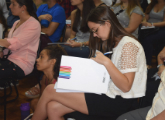Participante del evento con su carpeta