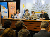 Mesa de conferencia de prensa, ministra y otras autoridades