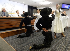 Autoridades en la mesa mientras se presenta el Ballet Folclórico