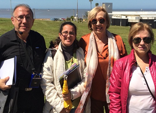 Ministra Muñoz sonriendo junto a tres personas.