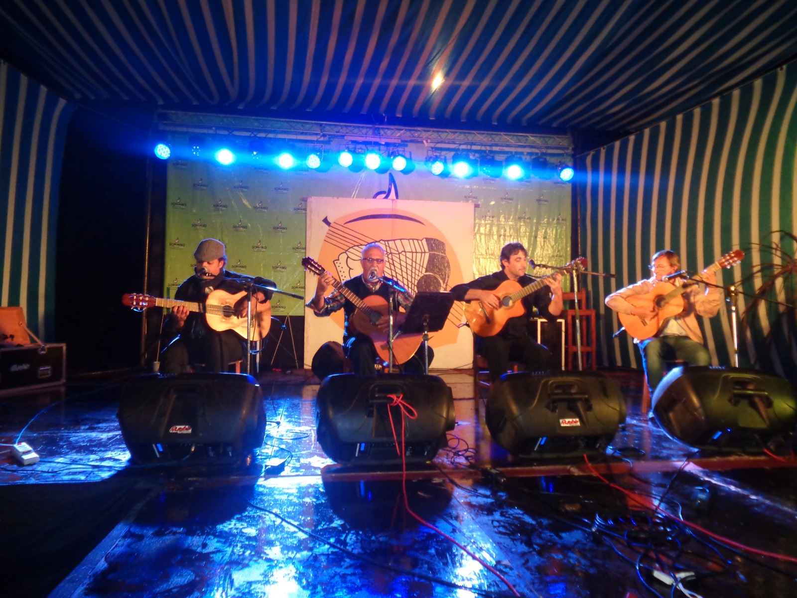 Músicos en el escenario