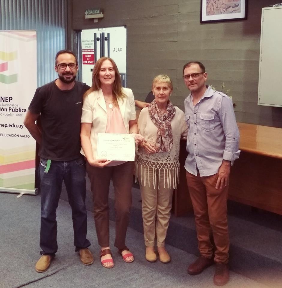 Coordinadores, docente y animadora recibiendo el premio