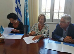 Autoridades durante la firma del convenio
