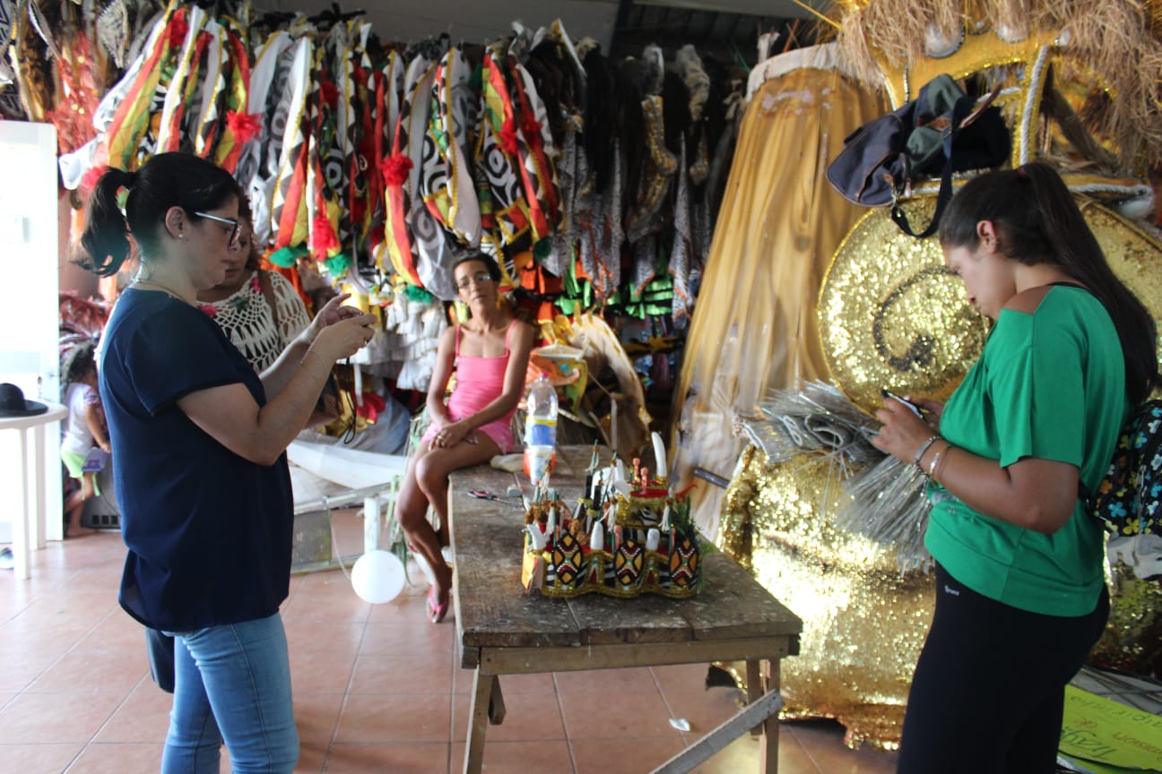 mujer fotografiando trajes en un taller de carnaval