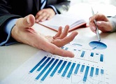 manos en mesa de trabajo