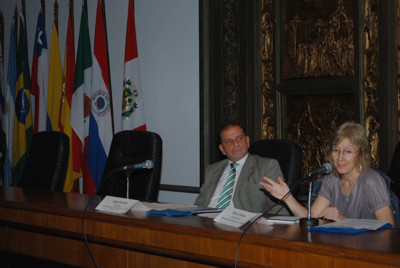 Simon y Grandi con banderas