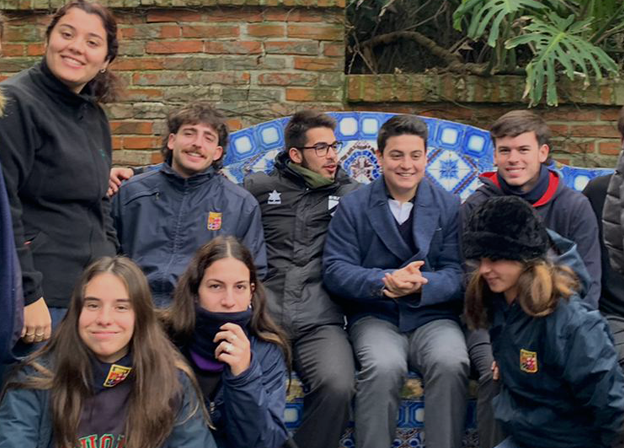 Alumnos Scuola Italiana en patio andaluz