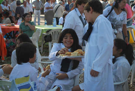 Niños de la escuela local comparten la merienda