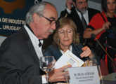 Simon y Achugar viendo folleto