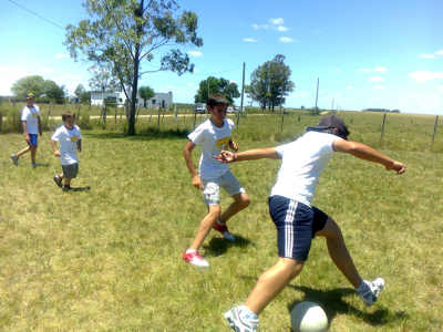 Ni&ntilde;os jugando a la pelota