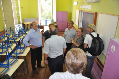 Recorrida por las escuelas Autoridades en escuela en reparación