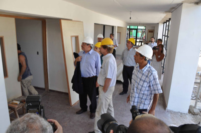 Recorrida por las escuelas Autoridades en escuela en reparación