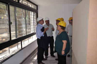 Recorrida por las escuelas Autoridades en escuela en reparación