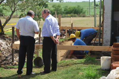 Gómez y Ehrlich observando el trabajo