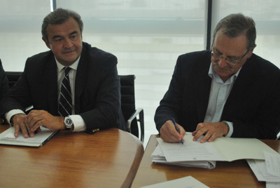 ministro firmando