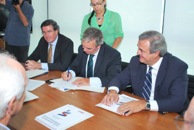 Heber firmando