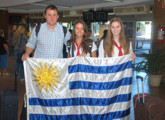 Profesor y alumnas con bandera