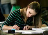 Muchacha escribiendo