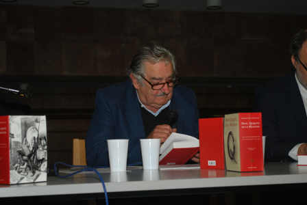 Mujica leyendo