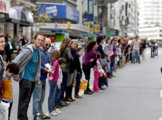 fila de gente por 18 de Julio