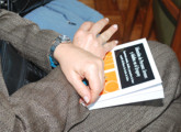 manos y libro