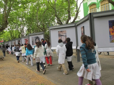 visita gente recorriendo la muestra