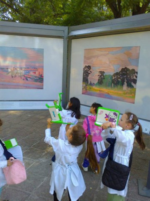 visitantes niños en la muestra