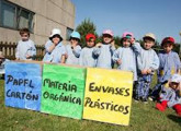 niños con carteles pro reciclaje
