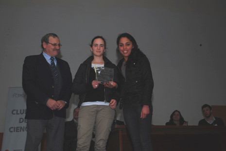 Ehrlich entregando premio