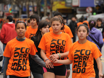 juventud Muchachas con remera naranja