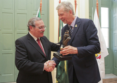 Entrega de galardón a Ehrlich