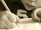 Niña escribiendo