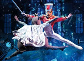 Personajes bailando
