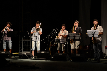 Escenario con artistas