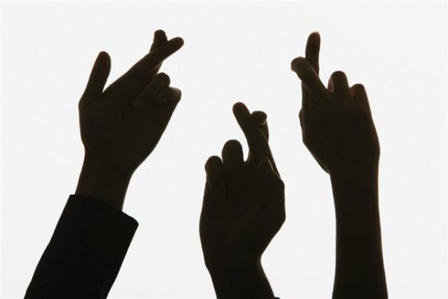 tres manos con dedos cruzados 