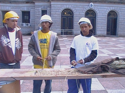 muchachos en la muestra